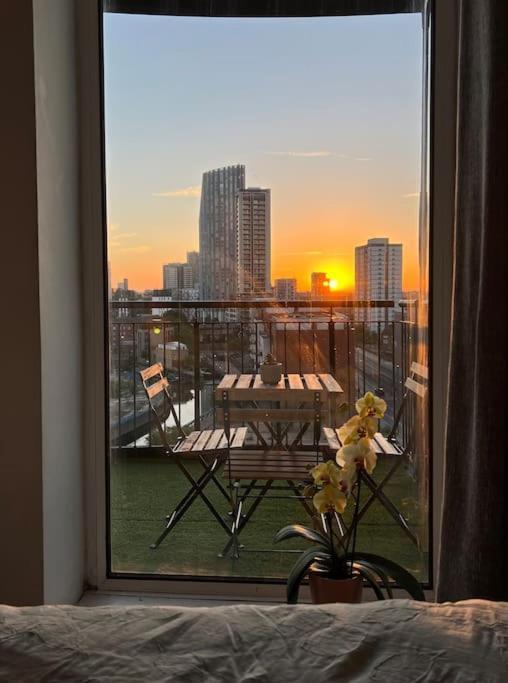 Cozy Flat With Balcony Apartment London Ngoại thất bức ảnh