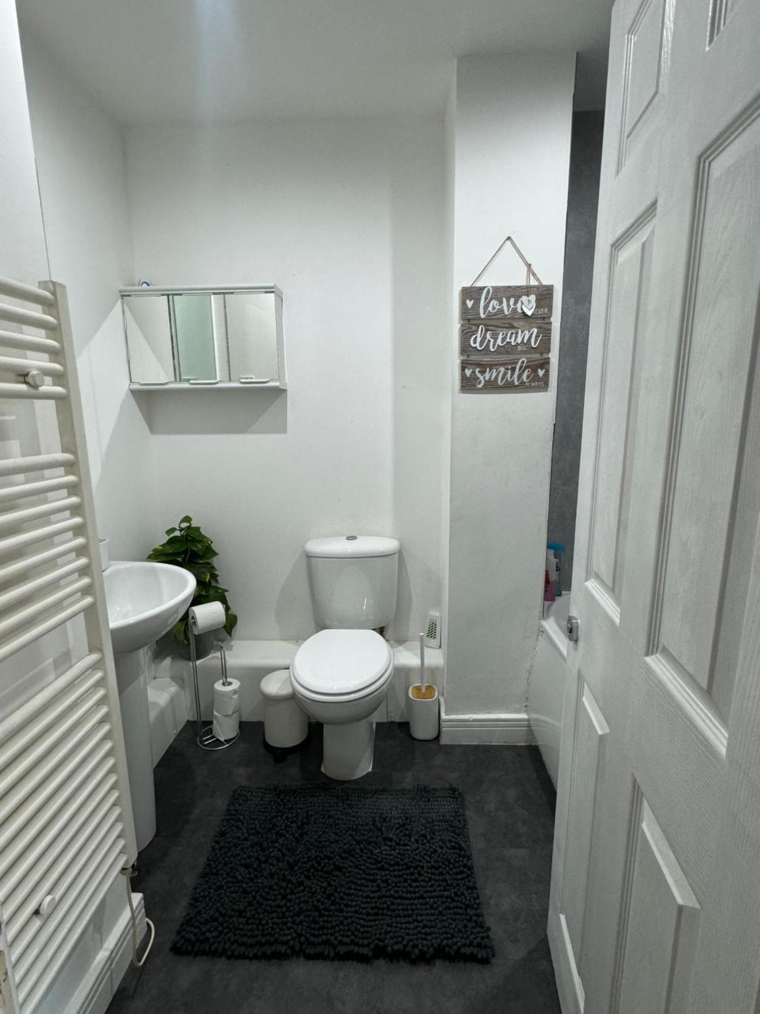 Cozy Flat With Balcony Apartment London Ngoại thất bức ảnh