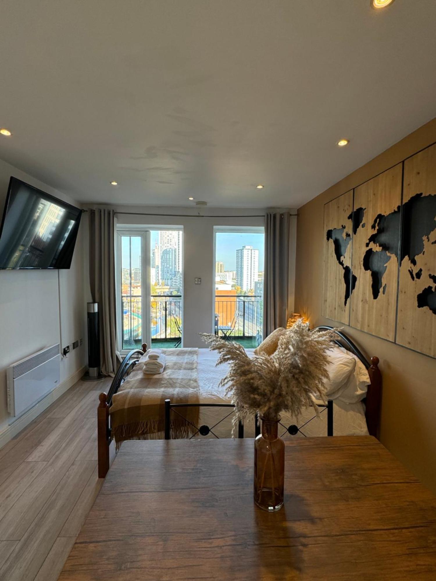 Cozy Flat With Balcony Apartment London Ngoại thất bức ảnh